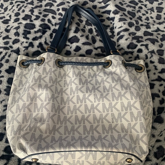 Michael Kors Large Jet Set Gathered Tote - Picture 2 of 11